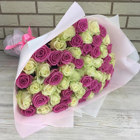 Розовые и белые розы микс