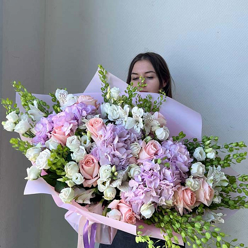 Гортензии, эустомы, альстромерии и розы