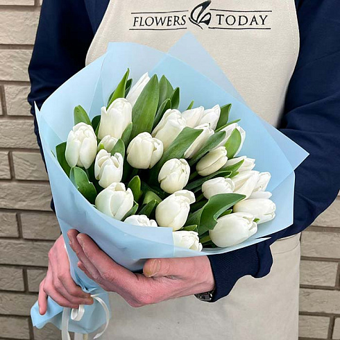 29 белых тюльпанов