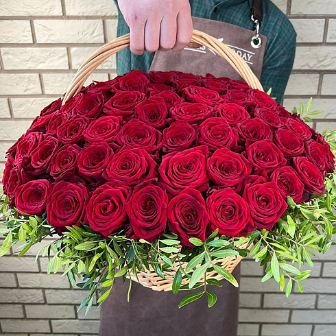 101 красная роза в корзине