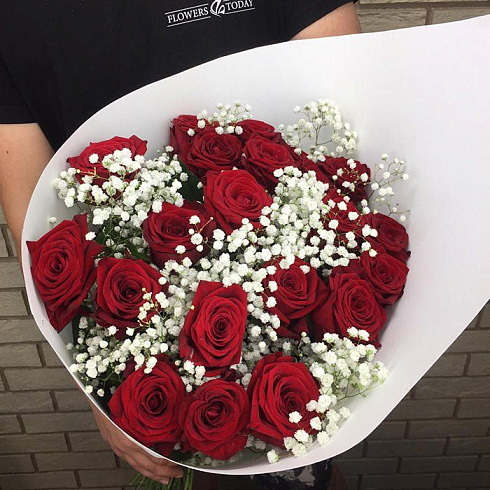 Розы с гипсофилой