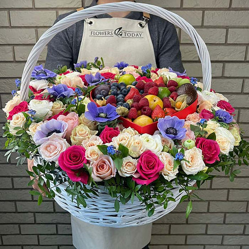 Яркая корзина цветов с ягодами