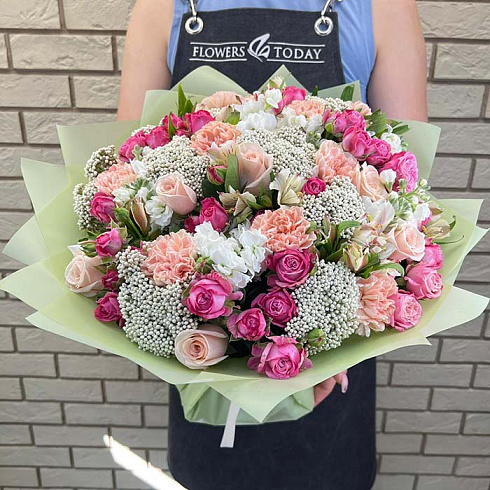 Розы, гвоздики и экзотика