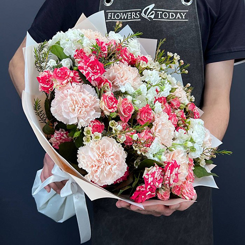 Гвоздики, кустовые розы