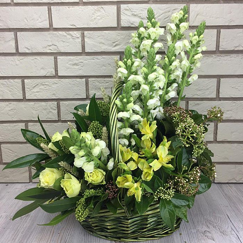 Строгая и элегантная корзина цветов