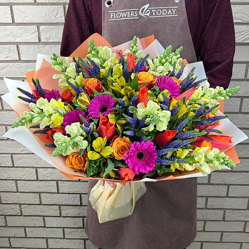 Яркий букет из гербер, альстромерий, тюльпанов