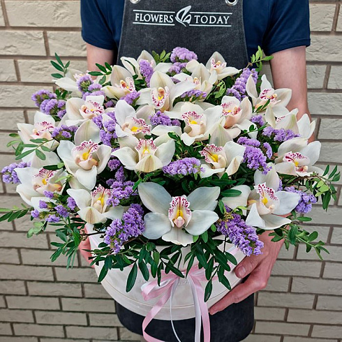 Орхидеи, статица и зелень в коробке