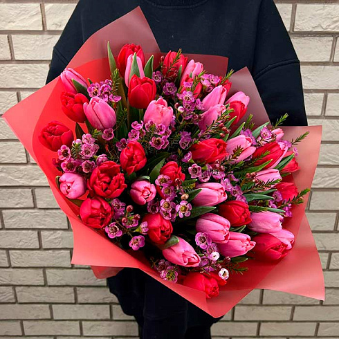 Тюльпаны красные и розовые микс и хамелауциум