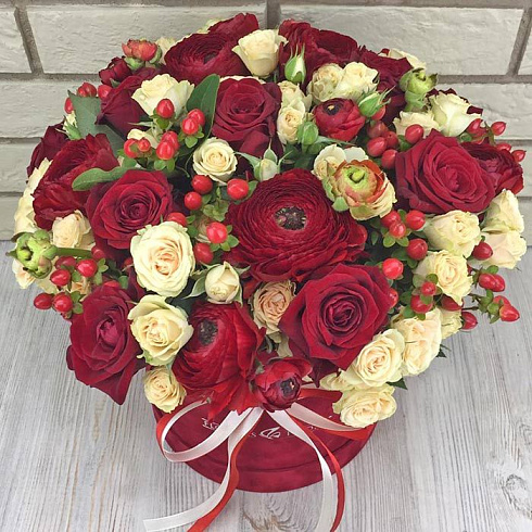 Ранункулюсы с розами