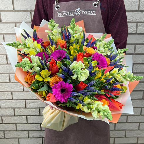 Яркий букет из гербер, альстромерий, тюльпанов