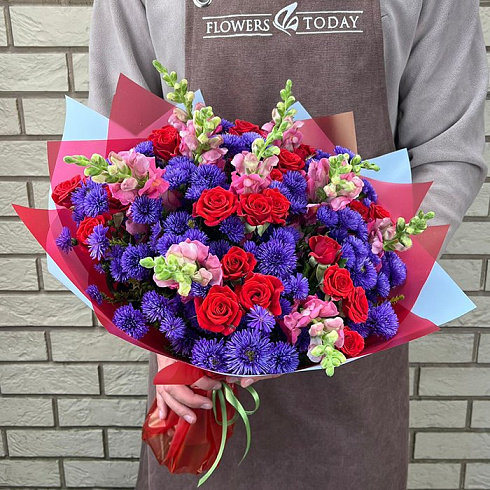 Астры, розы и маттиола