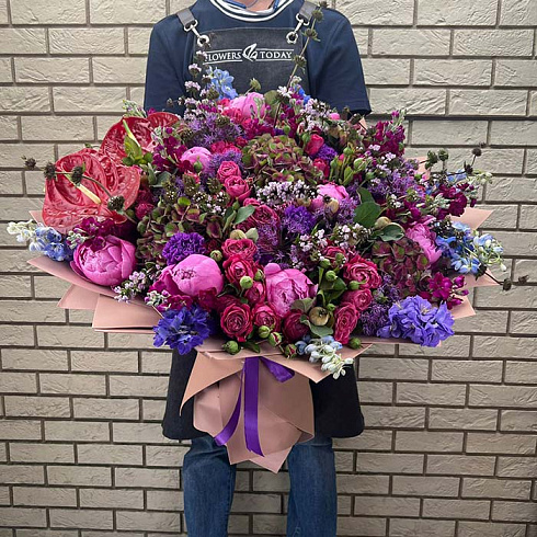 Роскошный букет из пионов, антуриумов и экзотики