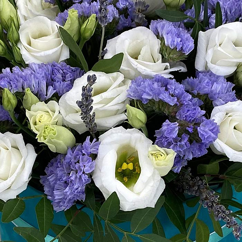 Эустома и статица в бархатной коробке