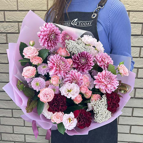 Георгины, пионовидные розы, гвоздики