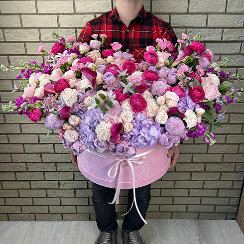 Яркая большая коробка экзотических цветов