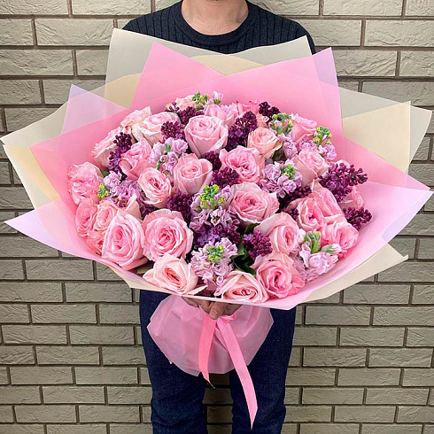 Пионовидные розы, сирень и маттиола