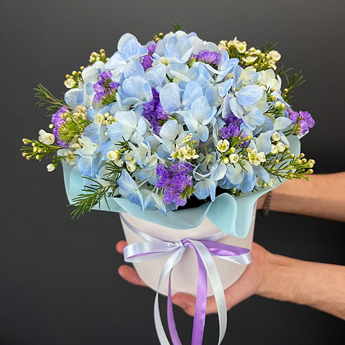 Небольшая композиция с гортензией и со статицей