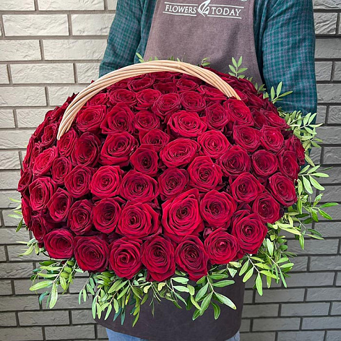 101 красная роза в корзине