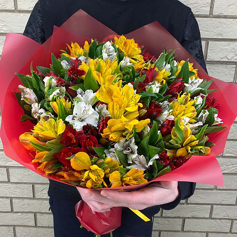 Альстромерии желтые, красные и белые