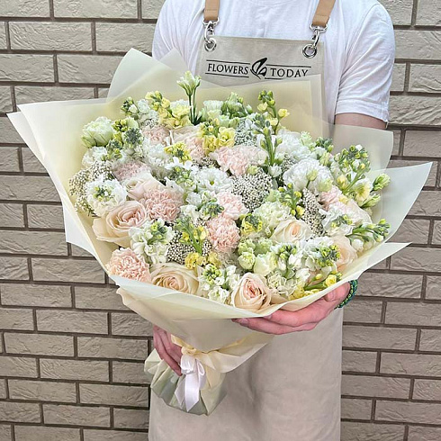 Нежный букет пионовидных роз, маттиол и гвоздик