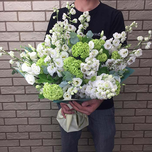 Дельфиниум, эустомы и вибурнум