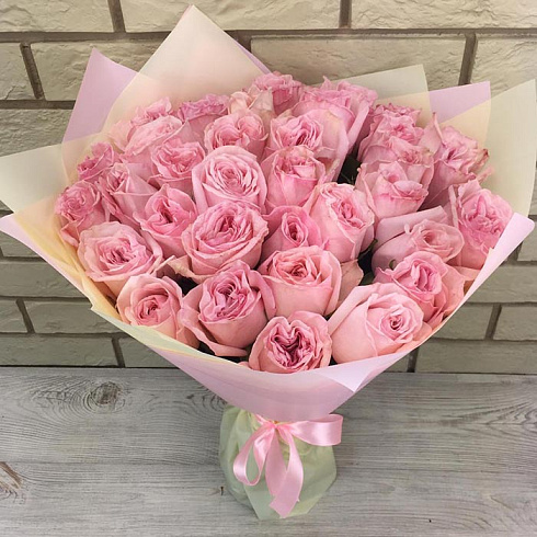 Розовые пионовидные розы