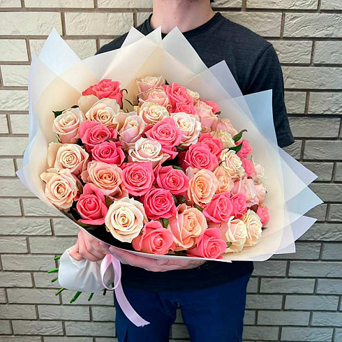 49 нежных роз микс