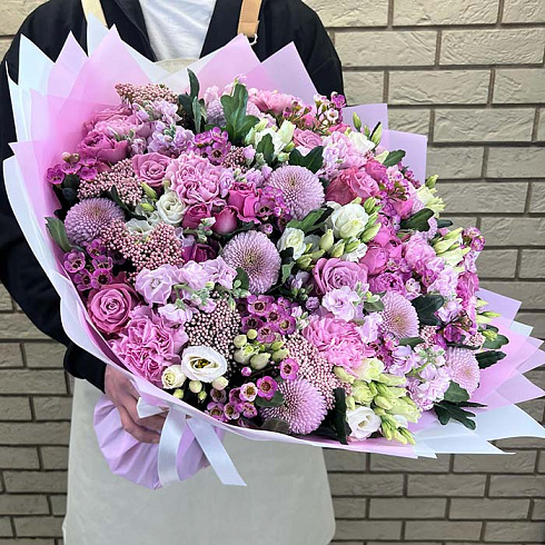 Яркий букет из маттиол и разных роз