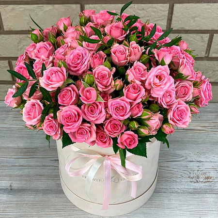 Кустовые розы в коробке