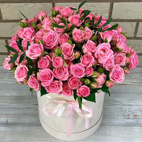 Кустовые розы в коробке