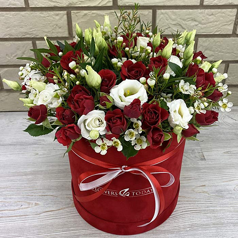 Розы и эустома в коробке