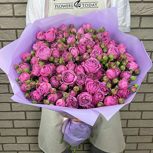 Кустовые пионовидные розы в дизайнерской плёнке