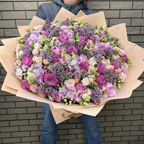 Большой букет из сирени, пионов и пионовидных роз