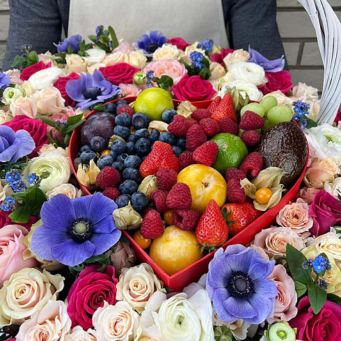 Яркая корзина цветов с ягодами