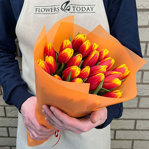 29 оранжевых тюльпанов