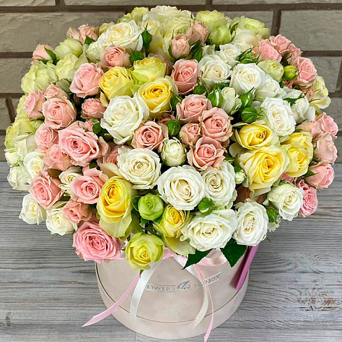 Кустовые розы микс в коробке