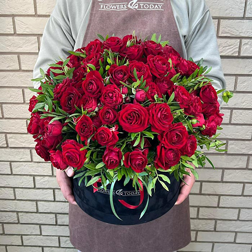 Кустовые розы и зелень в коробке