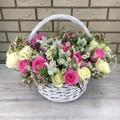 Летняя корзинка из роз , гипсофилы и флорисстической зелени
