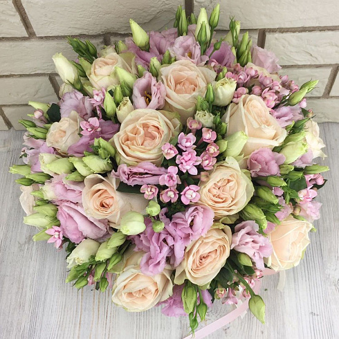 Пионовидные розы с эустомой