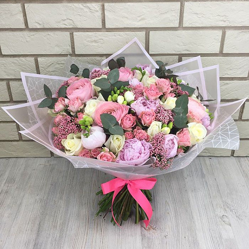 Букет пионов и ранункулюсов