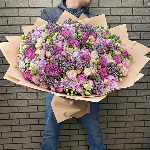 Большой букет из сирени, пионов и пионовидных роз