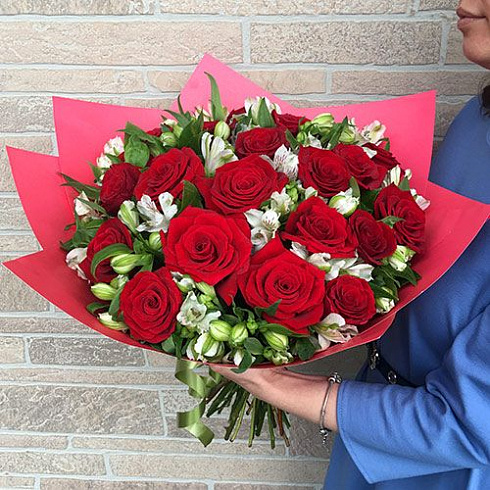 Розы и альстромерия