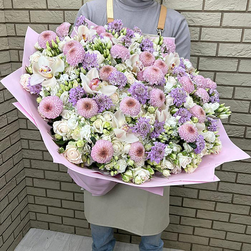 Кустовые розы, эустомы, орхидеи и другие цветы