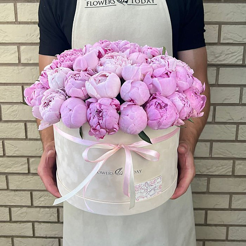 Розовые пионы в коробке