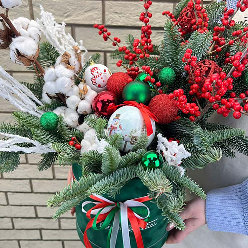 Живая ель, игрушки, илекс в зеленой коробке