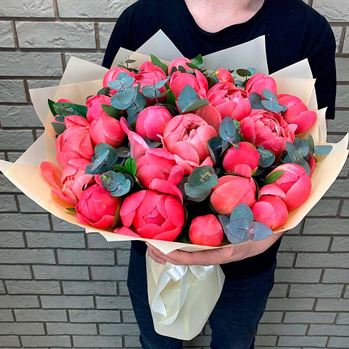 25 коралловых пиона и эвкалипт