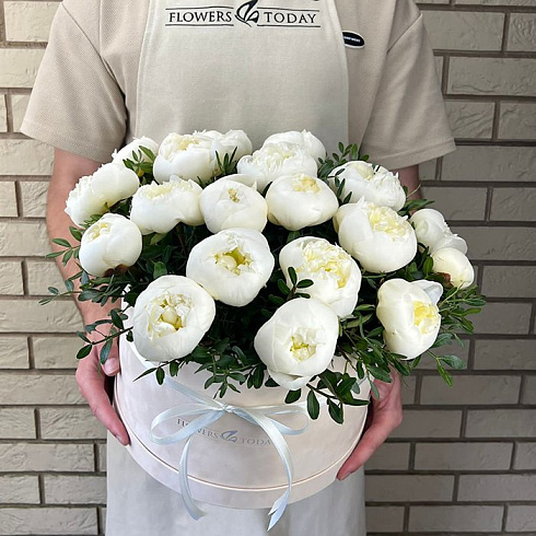 Белые пионы и зелень в коробке