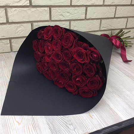 Красные розы в черной бумаге