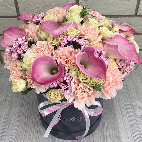 Каллы и розы в коробке