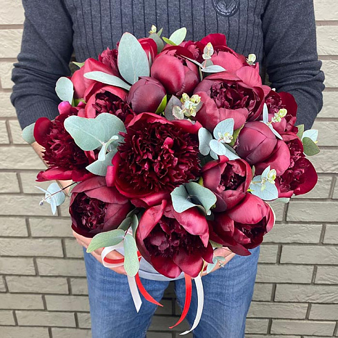 Красные пионы в коробке